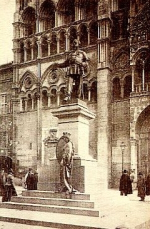 Monumento a Vittorio Emanuele II, eretto nel 1889 e trasferito nel 1927 dalla Piazza del Duomo a Piazza della Repubblica 