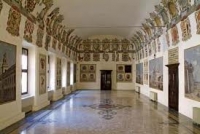 La Sala degli Stemmi del Castello Estense presenta gli emblemi dei vari Legati e Prefetti succedutisi nella provincia