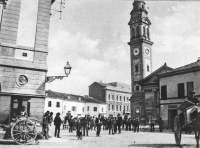 La piazza Municipale nell’Ottocento. Cartolina, collezione privata